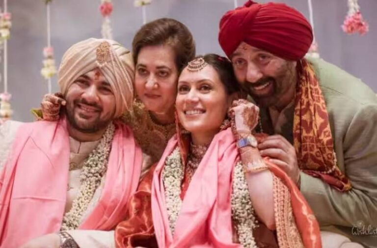 पापा सनी देओल और मम्मी पूजा के साथ नजर आए Karan Deol, शेयर की शादी की तस्वीरें