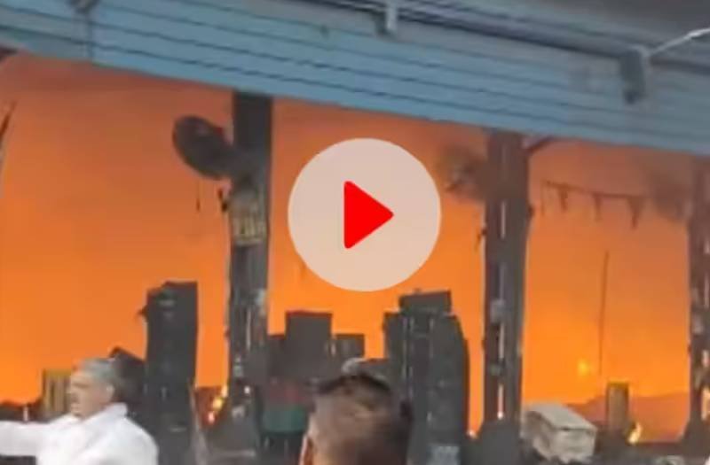 दिल्ली की आजादपुर मंडी में लगी भीषण आग, मची अफरा तफरी