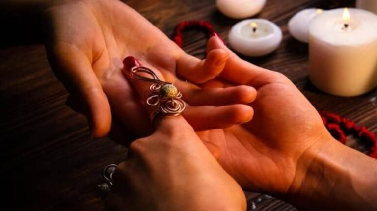 अपनी हथेली देख के जाने सुख समृद्धि मिलेगी या नहीं