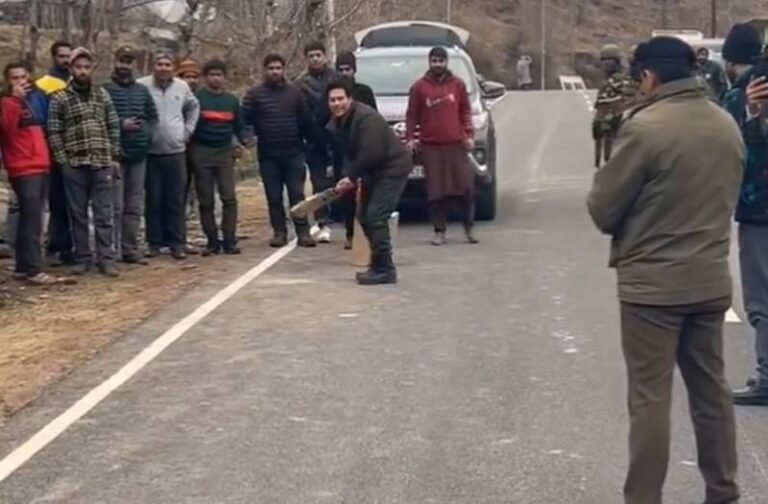 Sachin Tendulkar ने फैंस के साथ कश्मीर में खेला गली क्रिकेट, वीडियो हो रहा वायरल