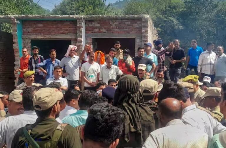 कश्मीरी पंडितों को सरहद पार से मिल रही जान से मारने की धमकियां! PM Modi के दौरे से पहले वायरल हुए फोन नंबर