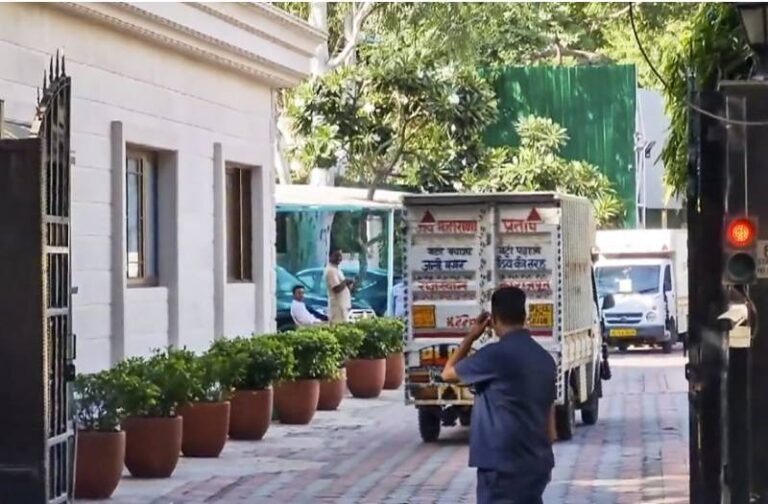 CM आवास से बाहर निकाला गया दिल्ली की मुख्यमंत्री आतिशी का सामान, खाली कराया गया बंगला
