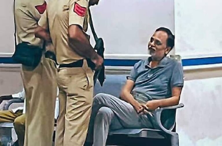 सत्येंद्र जैन को जमानत मिलते ही कोर्ट में रोने लगी पत्नी, केजरीवाल बोले-इनका क्या कसूर था?