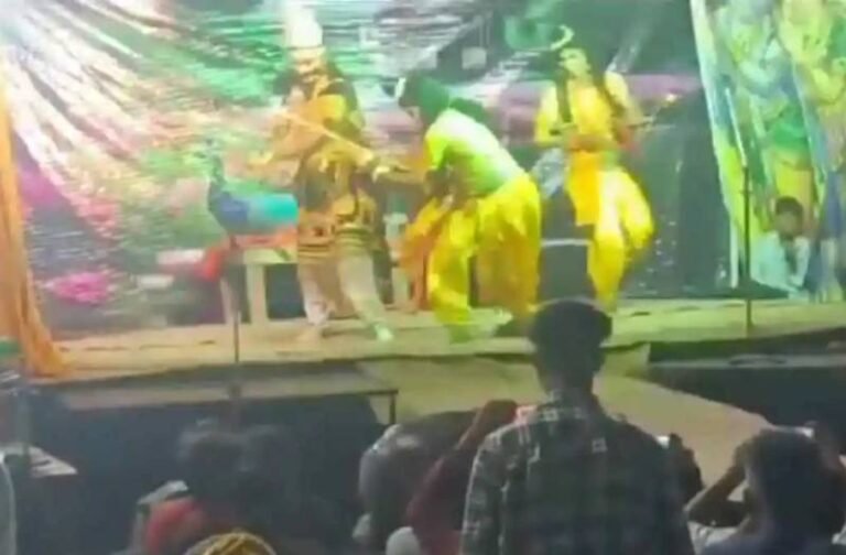 UP: रामलीला के मंच पर ही राम और रावण के बीच हुई हाथापाई, दर्शकों को करना पड़ा बीच बचाव