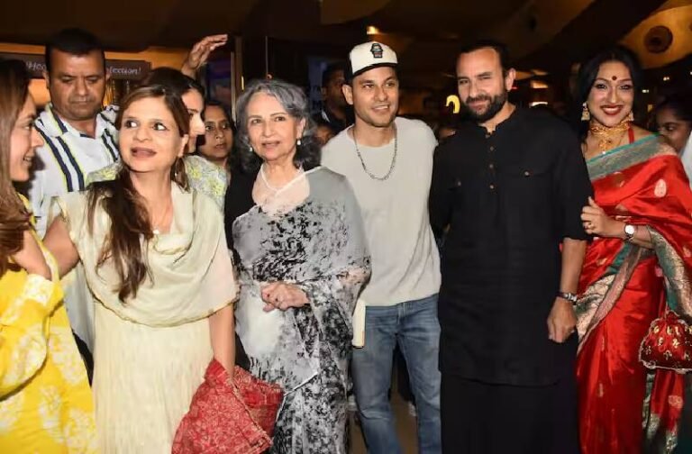 फैमिली के साथ मूवी डेट पर निकले Saif Ali Khan, साथ नजर नहीं आई बेगम करीना कपूर