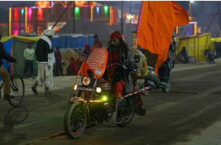 काला चश्मा और बुलेट पर सवार महाकुंभ में नजर आए ‘बवंडर बाबा’, 47 महीने से कर रहे हैं भारत भ्रमण