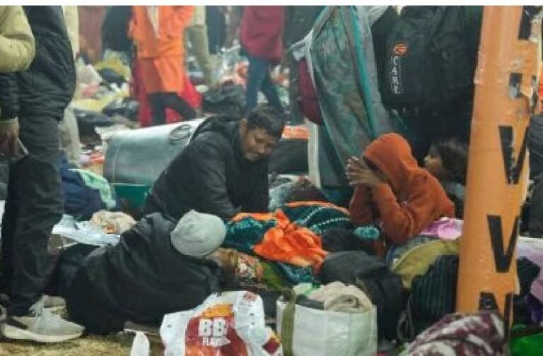 अपनों की तलाश में इधर-उधर भटक रहे लोग, आंखों से बह रहे आंसुओं के सैलाब, परिजनों ने बताया आंखों देखा हाल