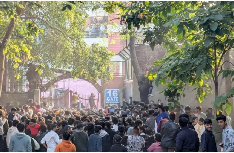 12 साल बाद की रणजी ट्रॉफी में वापसी… कोहली को देखने के लिए स्टेडियम के बाहर उमड़ी भीड़, फैंस ने लगाए RCB के नारे