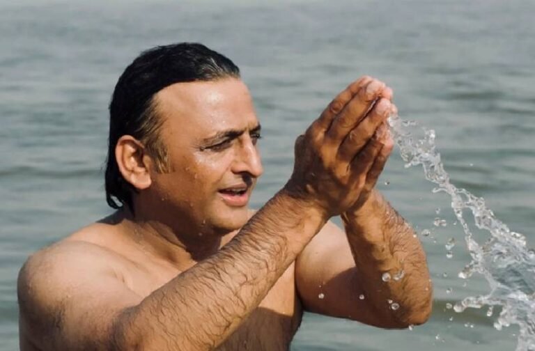 प्रयागराज के महाकुंभ पहुंचे अखिलेश यादव, संगम में लगाई डुबकी