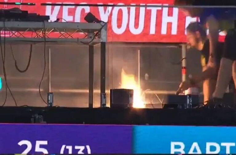 लाइव मैच के दौरान स्टेडियम में लगी आग, बीच में रोकना पड़ा मुकाबला, देखें वीडियो