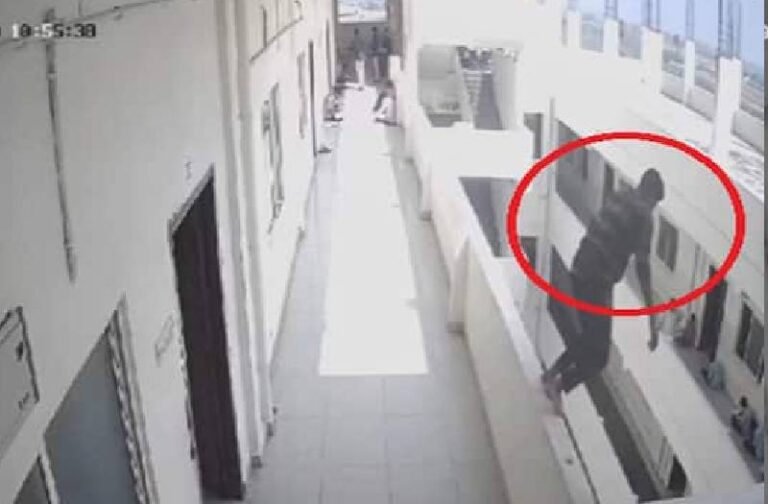छात्र ने क्लास से निकलकर तीसरी मंजिल से लगे छलांग, सीसीटीवी में कैद हुई सुसाइड की घटना