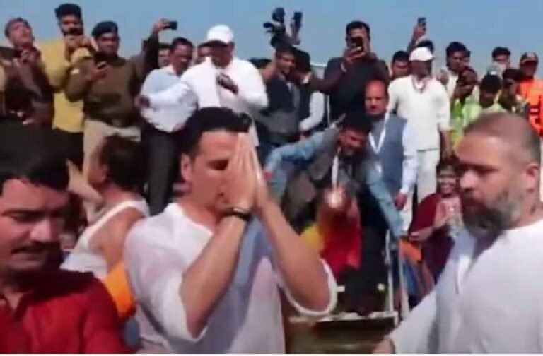महाकुंभ पहुंचे अक्षय कुमार संगम में लगाई डुबकी, व्यवस्था को देखकर योगी सरकार की तारीफों के बांधे पुल