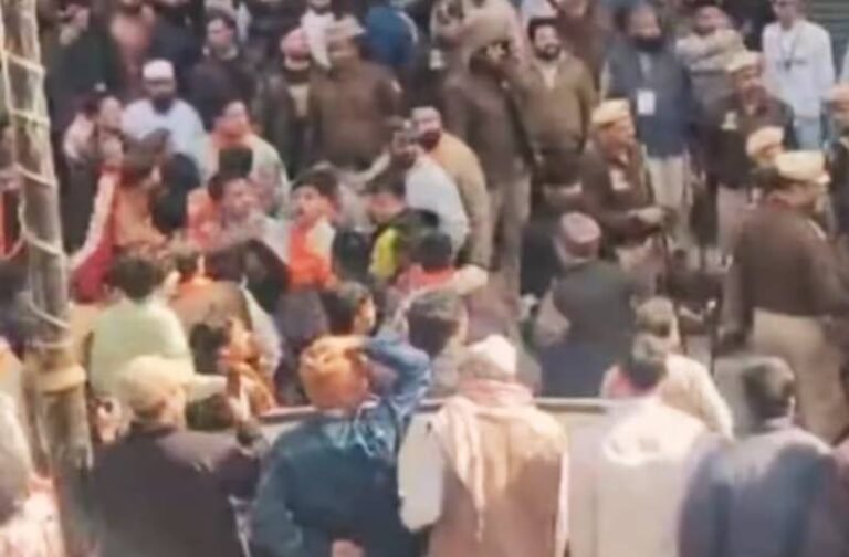 दिल्ली चुनाव: वोटिंग के बीच सीलमपुर में हुआ बवाल, बीजेपी ने लगाये महिलाओं द्वारा फर्जी वोट डलवाने का आरोप
