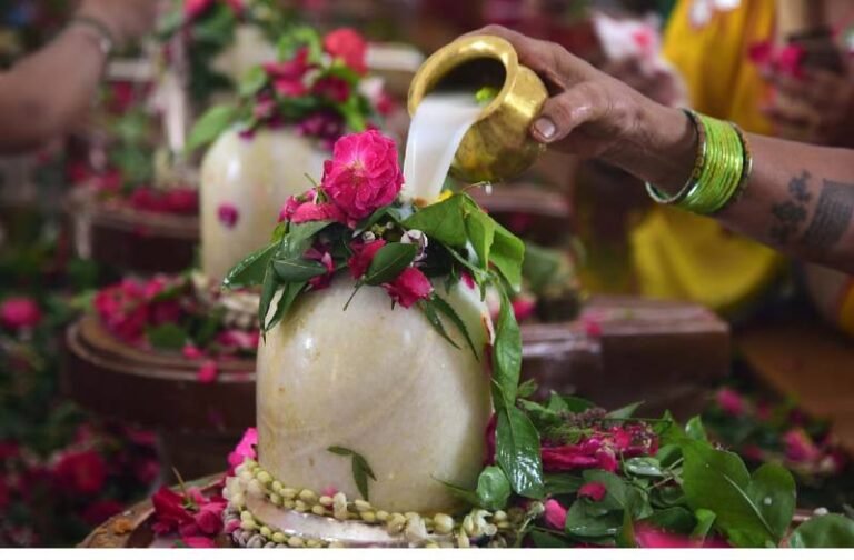 महाशिवरात्रि पर शिवलिंग से उठाकर घर में रख ले ये 1 चीज, मिलेगा भोलेनाथ का आशीर्वाद