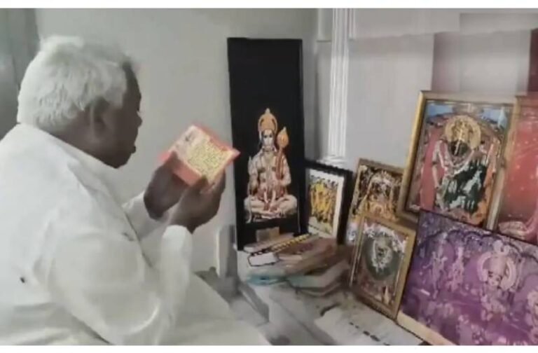 इधर मिल्कीपुर में हो रहा मतदान उधर हनुमान चालीसा का पाठ करते नजर आए सपा सांसद अवधेश प्रसाद, सामने आया वीडियो