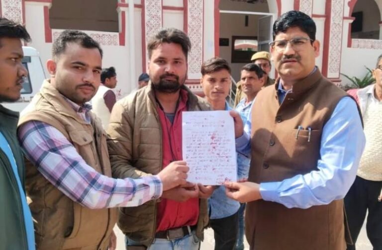 युवक ने सीएम योगी को लिखी खून से चिट्ठी, रखी ये मांग
