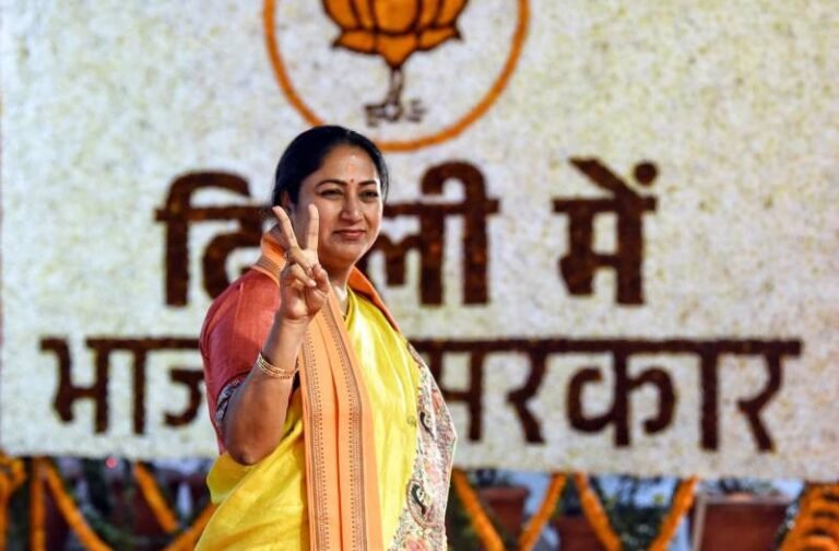 शपथ ग्रहण से पहले रेखा गुप्ता ने किए हनुमान जी के दर्शन, कुछ ही देर में लेगी सीएम पद की शपथ