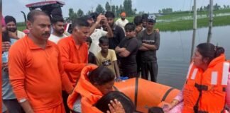 बाढ़ में फंसी दुल्हन, एसडीएम की बहादुरी से बनी अनोखी दुल्हनिया – नाव से हुई एंट्री Floodz Bride Rescue