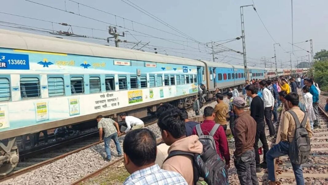 सस्पेंस और अफरा-तफरी: गोरखपुर-लखनऊ इंटरसिटी एक्सप्रेस में धुआं उठने से मच गई खलबली, क्या बच गया बड़ा हादसा?