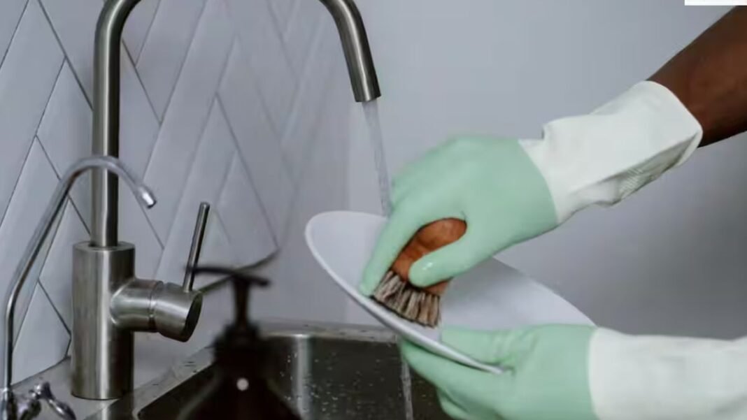 बिल गेट्स और जेफ बेजोस भी धोते हैं बर्तन: साधारण कामों में छुपा सफलता का राज