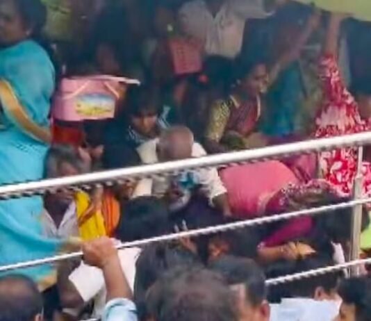 भीड़ के अराजक तूफान में फंसे श्रद्धालु: श्रीकाकुलम वेंकटेश्वर मंदिर में एकादशी पर भगदड़, 9 की मौत Srikakulam Stampede