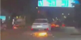 बोनट के नीचे फंसी रॉयल एनफील्ड और सड़क पर बरसती चिंगारियां! 500 मीटर तक कार का तांडव देख सहम उठा बेंगलुरु बेंगलुरु