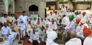 मोबाइल से हाफ पैंट तक बैन! यूपी की इस पंचायत में लड़कों को लेकर लिया गया चौंकाने वाला फैसला प्रदेश