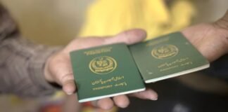 डिग्री हाथ में, पासपोर्ट जेब में: पाकिस्तान का टैलेंट देश छोड़ रहा है, आर्मी चीफ ने कहा- ‘हमें फायदा हो रहा है’ पाकिस्तान