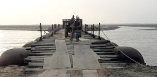 सैकड़ों गांवों का सहारा बने पैंटून पुल की कहानी, सिर्फ 6 महीने खुलता फिर रात होते ही बंद, सुबह से लोगों की राह आसान लखीमपुर खीरी