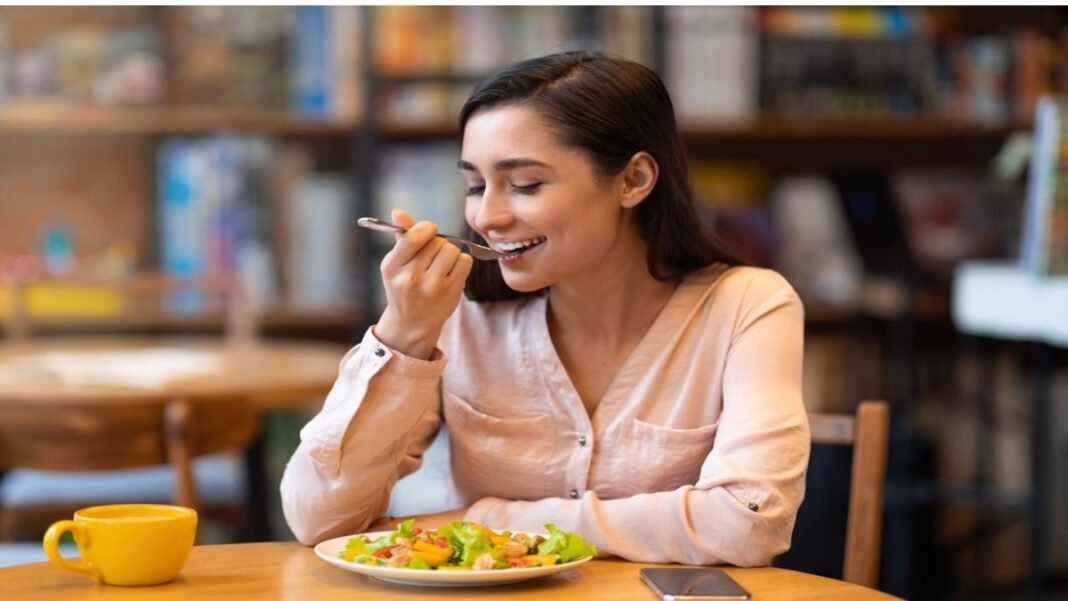 खाना खाते वक्त रील देखना बन सकता है भारी गलती, रिसर्च में सामने आया चौंकाने वाला सच’