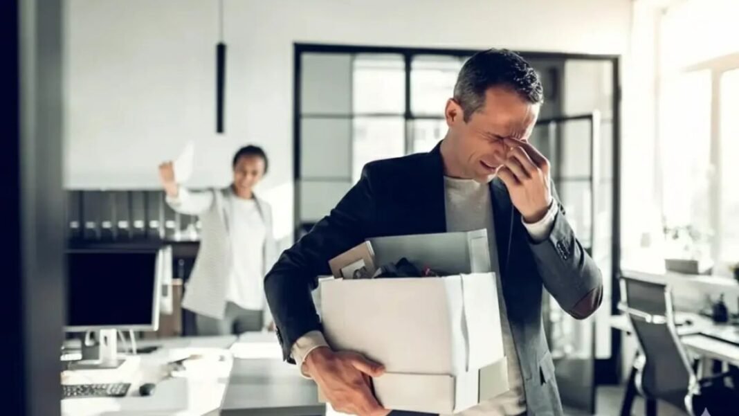 काम के घंटों में बार-बार बाथरूम जाने पर नौकरी चली गई, अदालत ने सुनाया हैरान करने वाला फैसला!