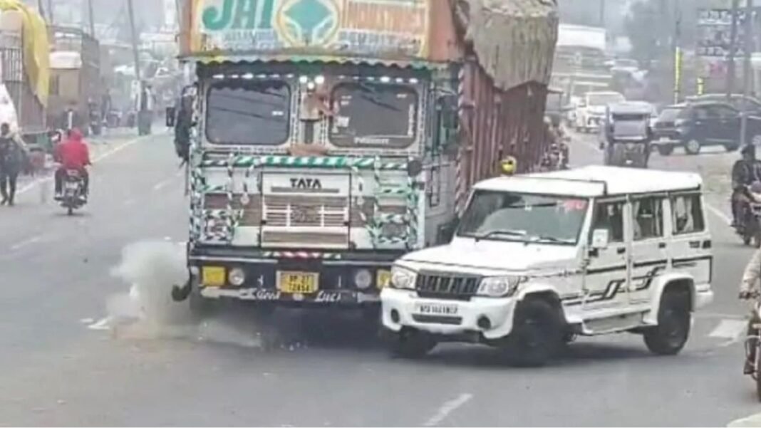 दिल्ली-नैनीताल हाईवे पर बोलेरो पर पलटा ट्रक, चालक की कुचलकर मौत