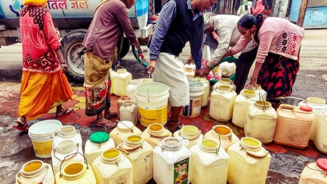 घर-घर गंदा पानी, बोतल खरीदने को मजबूर लोग! 50 साल पुरानी पाइपलाइन से दिल्ली में बिगड़ते हालात