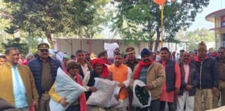 बस्ती: कड़ाके की ठंड में सेवा की मिसाल बने भाजपा नेता रमाकांत पाण्डेय, चौकीदारों को बांटे कंबल बस्ती
