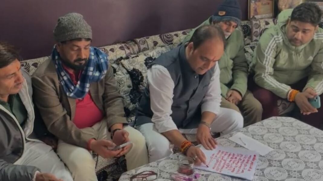 UGC नियमों के खिलाफ आगरा में खून से लिखी गई पीएम मोदी को चिट्ठी, बीजेपी में भी शुरू हुआ विरोध