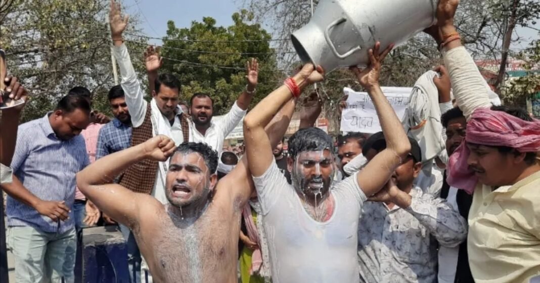 रिलीज से पहले ‘यादव जी की लव स्टोरी’ पर बवाल! कलेक्ट्रेट में गरजा यादव समाज, दूध से स्नान कर जताया विरोध