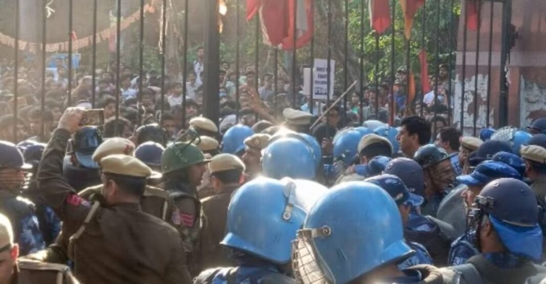 दिल्ली में फिर गरमाया कैंपस, 14 डिटेन—किस बात पर भिड़े छात्र और पुलिस?