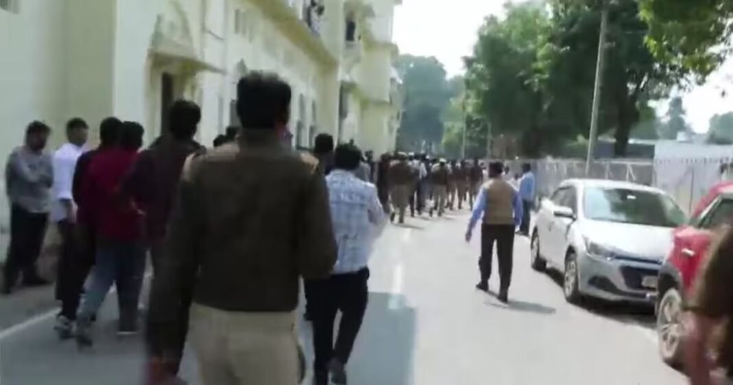 लाल बारादरी के बंद दरवाजों के पीछे क्या है सच्चाई? नमाज विवाद पर लखनऊ यूनिवर्सिटी में हिंदू-मुस्लिम छात्र एक साथ उतरे सड़क पर