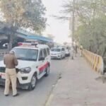 फ्लाईओवर पर खड़ी कार, अंदर तीन लाशें… दिल्ली की सुबह क्यों बन गई रहस्य और सन्नाटे की कहानी? दिल्ली