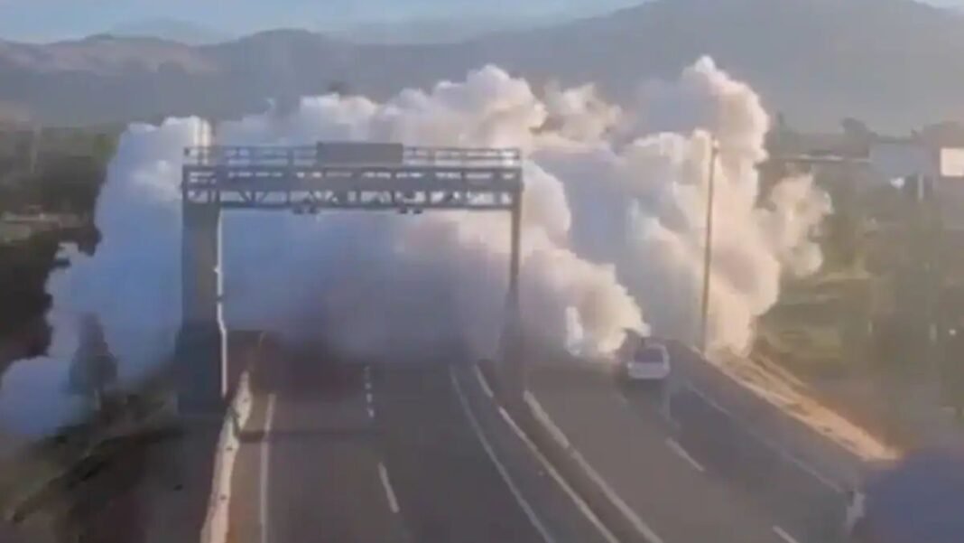 गैस टैंकर पलटा और आग का गोला 50 गाड़ियों को निगल गया! चिली की CCTV में कैद दिल दहलाने वाला मंजर