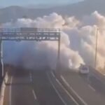 गैस टैंकर पलटा और आग का गोला 50 गाड़ियों को निगल गया! चिली की CCTV में कैद दिल दहलाने वाला मंजर चिली