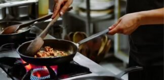 तवा-कढ़ाई की लापरवाही से बढ़ता है शनि-राहु दोष, घर में आने लगती है दरिद्रता शनि-राहु दोष