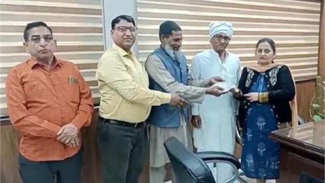 छह महीने बाद लौटी ईमानदारी की मिसाल! फरीदाबाद के कबाड़ी ‘खान साहब’ ने लौटाए 15 लाख के गहने