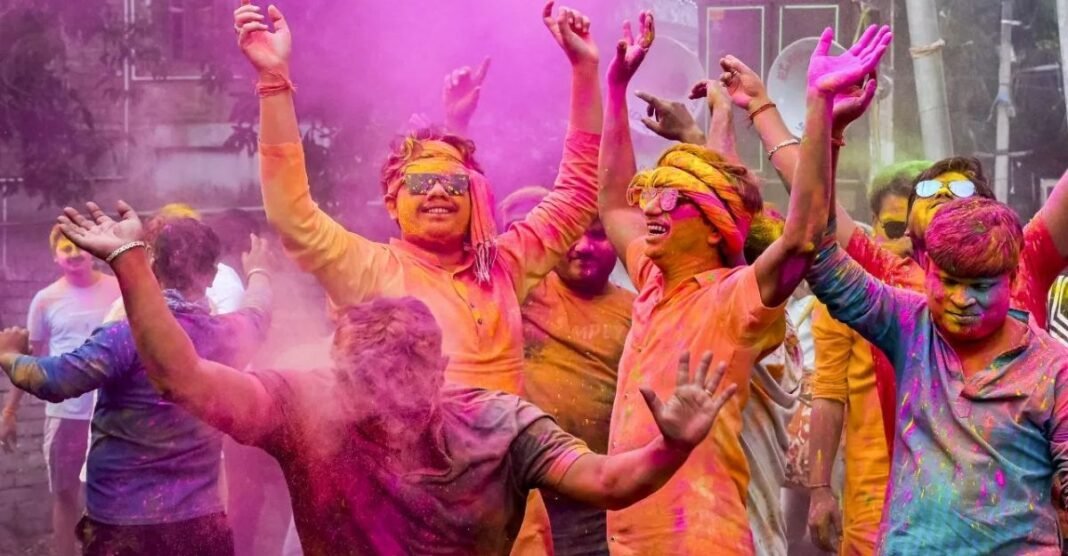 होली 2026 में कौन सा रंग बदलेगा आपकी किस्मत? राशि अनुसार चुनें गुलाल, वरना चूक सकते हैं शुभ मौका!