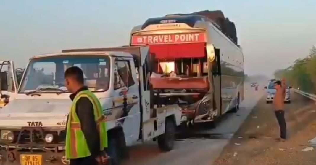 Hathras News: एक ओवरटेक की कोशिश और 6 मौतें… तड़के 4 बजे एक्सप्रेसवे पर मचा कोहराम Hathras News