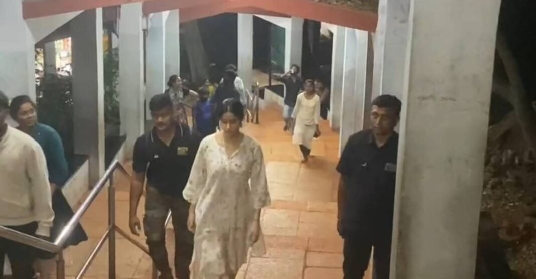 बर्थडे पर पार्टी नहीं, भक्ति का रास्ता… आखिर क्यों 3500 सीढ़ियां नंगे पैर चढ़कर मंदिर पहुंचीं जान्हवी कपूर? Janhvi Kapoor
