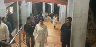 बर्थडे पर पार्टी नहीं, भक्ति का रास्ता… आखिर क्यों 3500 सीढ़ियां नंगे पैर चढ़कर मंदिर पहुंचीं जान्हवी कपूर? Janhvi Kapoor