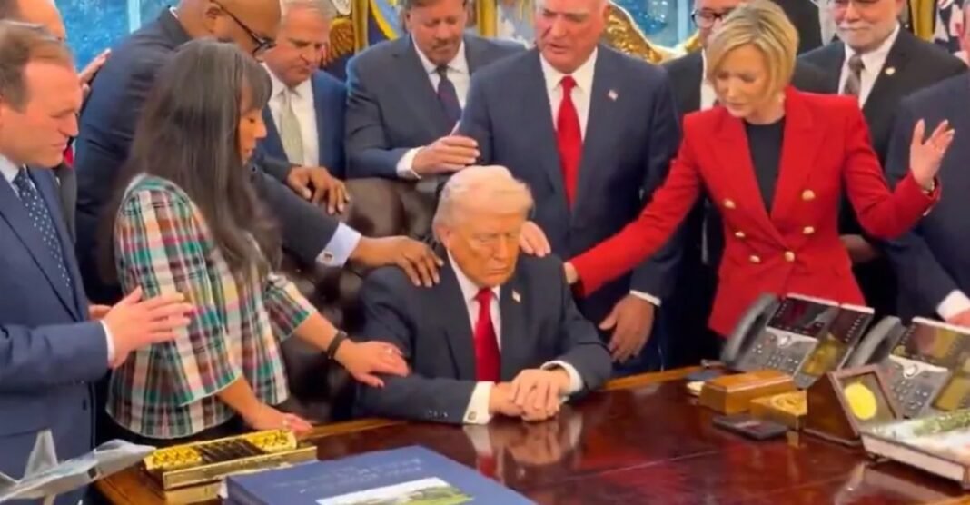 ओवल ऑफिस में आंखें बंद कर बैठे ट्रंप… कंधों पर पादरियों का हाथ, आखिर इस वायरल तस्वीर के पीछे क्या है पूरी कहानी? ओवल ऑफिस