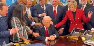 ओवल ऑफिस में आंखें बंद कर बैठे ट्रंप… कंधों पर पादरियों का हाथ, आखिर इस वायरल तस्वीर के पीछे क्या है पूरी कहानी? ओवल ऑफिस