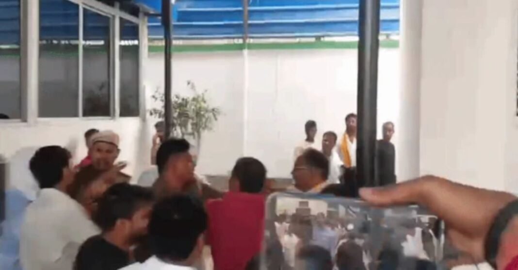 जेडीयू दफ्तर में क्यों भड़के कार्यकर्ता? नीतीश के फैसले पर बढ़ा विवाद, ललन सिंह के विरोध में लगे नारे तो शुरू हो गई हाथापाई Patna JDU Office Clash